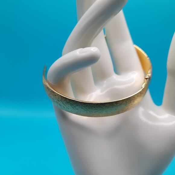 Vintage Signed Monet Gold Plated Hinged Bracelet, Classic Bangle, 6.5 Inches - Picture 9 of 11